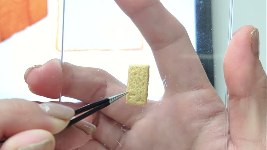 パテで作った食パンの原型に質感をつける